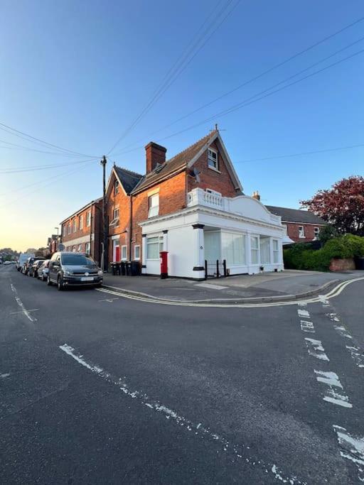 Bright, First Floor, One Bedroom Flat In Wimborne 温伯恩大教堂 外观 照片